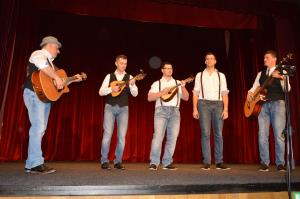 Glej lušno je pr' nas s plesalci in pevci z različnih koncev 11